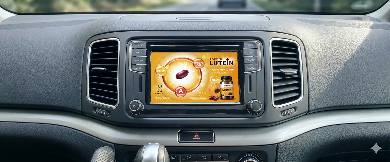 DAB+ InCar Werbung auf dem Radiodisplay im Fahrzeug-Cockpit — Excom Media