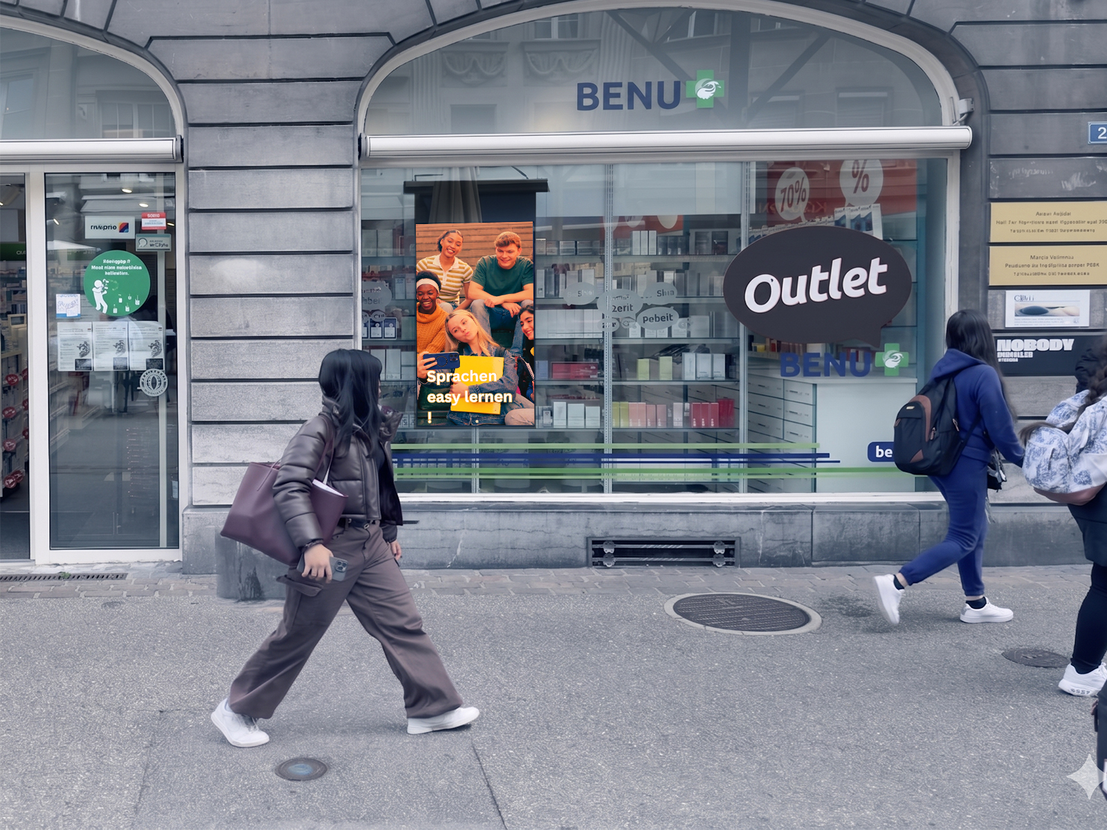 Digitaler Werbescreen an einer Strassenapotheke — DOOH-Werbefläche von Excom Media